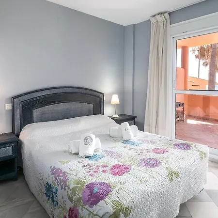 Fantastic Beachfront Εστεπόνα