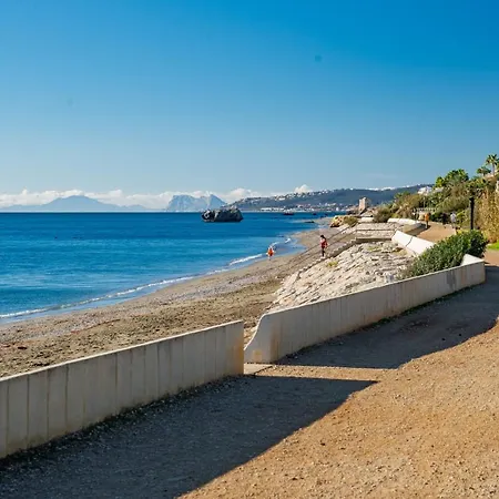 Fantastic Beachfront Εστεπόνα